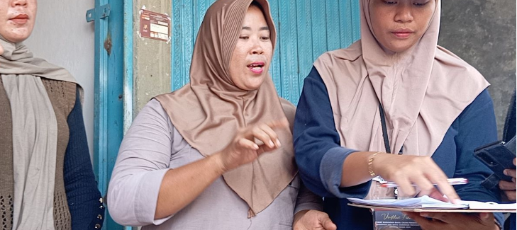 Dalam rangka mempersiapkan pengamanan Pilkada 2024, Polres Aceh Utara dan Komisi Pemilihan Umum (KPU) Jakarta melakukan verifikasi faktual terhadap pendukung pasangan calon Dharma-Kun di Kepulauan Seribu. Kegiatan ini merupakan langkah penting untuk memastikan keakuratan data dan integritas proses demokrasi di wilayah tersebut. Verifikasi faktual ini melibatkan berbagai pihak, termasuk aparat kepolisian, penyelenggara pemilu, dan tim pasangan calon. H2: Verifikasi Faktual: Langkah Penting Menuju Pilkada yang Demokratis Verifikasi faktual merupakan proses yang krusial dalam penyelenggaraan Pilkada. Proses ini bertujuan untuk memastikan bahwa data pendukung yang diajukan oleh pasangan calon adalah benar dan akurat. Verifikasi faktual dilakukan dengan cara mengunjungi alamat yang tercantum dalam data, bertemu dengan pendukung, dan memastikan bahwa mereka memang benar-benar mendukung pasangan calon tersebut. Langkah ini menjadi penting untuk menjaga integritas dan transparansi proses Pilkada. Dengan verifikasi faktual, KPU dapat memastikan bahwa tidak ada data fiktif atau manipulasi yang dilakukan oleh pasangan calon. Selain itu, verifikasi faktual juga dapat membantu KPU untuk mengidentifikasi potensi konflik dan masalah yang mungkin muncul di lapangan. Proses Verifikasi Faktual di Kepulauan Seribu Verifikasi faktual di Kepulauan Seribu dilakukan dengan melibatkan tim gabungan dari Polres Aceh Utara dan KPU Jakarta. Tim ini bertugas untuk mengunjungi alamat pendukung Dharma-Kun yang tercantum dalam data yang diajukan. Tim akan bertemu dengan pendukung dan melakukan konfirmasi identitas serta keaslian dukungan mereka. Proses verifikasi ini melibatkan beberapa tahap, yaitu: Penyerahan Data: Tim Dharma-Kun menyerahkan data pendukung kepada KPU Jakarta untuk dilakukan verifikasi. Pemeriksaan Data: KPU Jakarta melakukan pemeriksaan awal terhadap data yang diterima, termasuk mengecek kevalidan alamat dan identitas pendukung. Verifikasi Lapangan: Tim gabungan dari Polres Aceh Utara dan KPU Jakarta melakukan kunjungan lapangan untuk bertemu dengan pendukung dan melakukan konfirmasi. Dokumentasi: Tim mendokumentasikan hasil verifikasi, termasuk foto dan tanda tangan pendukung. Pelaporan: Tim melaporkan hasil verifikasi kepada KPU Jakarta. Tantangan dalam Verifikasi Faktual di Kepulauan Seribu Verifikasi faktual di Kepulauan Seribu dihadapkan pada beberapa tantangan, yaitu: Aksesibilitas: Kepulauan Seribu merupakan wilayah kepulauan dengan akses terbatas, terutama di daerah terpencil. Hal ini menjadikan proses verifikasi menjadi lebih sulit dan memakan waktu. Keamanan: Keamanan tim verifikasi menjadi hal yang perlu diperhatikan, mengingat wilayah Kepulauan Seribu memiliki karakteristik geografis yang unik. Komunikasi: Komunikasi dengan pendukung di wilayah terpencil juga menjadi tantangan, mengingat terbatasnya infrastruktur telekomunikasi. Keberadaan Pendukung: Beberapa pendukung Dharma-Kun mungkin tidak berada di alamat yang tercantum dalam data, sehingga tim harus melakukan upaya ekstra untuk menemukan mereka. H2: Peran Polres Aceh Utara dalam Pengamanan Verifikasi Faktual Polres Aceh Utara memiliki peran penting dalam pengamanan verifikasi faktual di Kepulauan Seribu. Peran Polres Aceh Utara mencakup beberapa aspek, yaitu: Pengamanan Personel: Polres Aceh Utara bertanggung jawab untuk menjaga keamanan tim verifikasi dari KPU Jakarta selama melakukan kunjungan lapangan. Koordinasi: Polres Aceh Utara berkoordinasi dengan KPU Jakarta dan pihak terkait lainnya untuk memastikan kelancaran proses verifikasi. Pencegahan Gangguan: Polres Aceh Utara melakukan upaya pencegahan terhadap potensi gangguan keamanan yang mungkin terjadi selama proses verifikasi. Penanganan Kejahatan: Polres Aceh Utara siap untuk menangani kejahatan atau pelanggaran hukum yang terjadi selama proses verifikasi. Pentingnya Koordinasi dan Kolaborasi Suksesnya verifikasi faktual di Kepulauan Seribu tidak lepas dari peran penting koordinasi dan kolaborasi antara Polres Aceh Utara, KPU Jakarta, dan tim pasangan calon. Koordinasi yang baik antara ketiga pihak tersebut sangat penting untuk memastikan proses verifikasi berjalan lancar, tertib, dan aman. Kolaborasi yang kuat antara Polres Aceh Utara dan KPU Jakarta dalam melakukan verifikasi faktual di Kepulauan Seribu menjadi contoh nyata bagaimana sinergi antar lembaga dapat mendukung terselenggaranya Pilkada yang demokratis. H2: Simulasi Persiapan Pengamanan Pilkada 2024 Verifikasi faktual di Kepulauan Seribu juga merupakan bagian dari simulasi persiapan pengamanan Pilkada 2024. Simulasi ini menjadi langkah penting untuk menguji kesiapan Polres Aceh Utara dalam menghadapi potensi kerawanan yang muncul selama proses Pilkada. Melalui simulasi ini, Polres Aceh Utara dapat mengidentifikasi kelemahan dalam strategi pengamanan dan melakukan perbaikan. Simulasi juga bermanfaat untuk melatih kemampuan personel Polres Aceh Utara dalam menghadapi situasi darurat dan mengoptimalkan koordinasi antar instansi terkait. Kerawanan dan Tantangan Pilkada 2024 Pilkada 2024 diperkirakan akan dihadapkan pada berbagai kerawanan dan tantangan, seperti: Politik Uang: Politik uang masih menjadi ancaman serius dalam Pilkada, karena dapat memicu pelanggaran hukum dan distorsi dalam proses demokrasi. Hoaks dan Ujaran Kebencian: Penyebaran informasi bohong dan ujaran kebencian melalui media sosial dapat memicu konflik dan polarisasi di masyarakat. Kekerasan Politik: Kekerasan politik dapat terjadi akibat persaingan yang tidak sehat antara pasangan calon, sehingga mengancam keamanan dan ketertiban masyarakat. Ketidakpercayaan terhadap Sistem Pemilu: Ketidakpercayaan terhadap sistem pemilu dapat memicu protes dan kerusuhan yang dapat mengganggu stabilitas politik dan keamanan. H2: Pentingnya Peran Masyarakat dalam Pilkada 2024 Peran masyarakat sangat penting dalam menjaga keamanan dan ketertiban selama Pilkada 2024. Masyarakat diharapkan untuk: Menjadi Pemilih Rasional: Masyarakat harus memilih pemimpin dengan bijak dan tidak terpengaruh oleh iming-iming politik uang. Menghindari Hoaks dan Ujaran Kebencian: Masyarakat harus cerdas dalam menyaring informasi dan tidak mudah terprovokasi oleh berita bohong dan ujaran kebencian. Menghindari Kekerasan Politik: Masyarakat harus mengedepankan sikap toleran dan tidak melakukan tindakan kekerasan dalam bentuk apapun. Mengawasi Proses Pemilu: Masyarakat dapat berperan aktif dalam mengawasi proses pemilu dan melaporkan dugaan pelanggaran hukum kepada pihak berwenang. H2: Langkah-langkah untuk Mewujudkan Pilkada 2024 yang Damai dan Demokratis Untuk mewujudkan Pilkada 2024 yang damai dan demokratis, perlu dilakukan beberapa langkah, yaitu: Penegakan Hukum: Aparat penegak hukum harus tegas dalam menindak pelanggaran hukum yang terjadi selama proses Pilkada. Sosialisasi dan Edukasi: Perlu dilakukan sosialisasi dan edukasi kepada masyarakat tentang pentingnya Pilkada yang demokratis dan damai. Peningkatan Peran Media: Media massa memiliki peran penting dalam menyebarkan informasi yang benar dan membangun dialog yang sehat. Peningkatan Peran Ormas: Organisasi masyarakat dapat berperan sebagai mediator untuk mencegah konflik dan membangun dialog antar kelompok. Kesimpulan Verifikasi faktual yang dilakukan oleh Polres Aceh Utara dan KPU Jakarta di Kepulauan Seribu merupakan langkah penting untuk memastikan keakuratan data dan integritas proses Pilkada 2024. Kegiatan ini juga merupakan simulasi persiapan pengamanan Pilkada 2024, yang bertujuan untuk menguji kesiapan Polres Aceh Utara dalam menghadapi potensi kerawanan yang muncul. Pilkada 2024 merupakan momen penting bagi demokrasi di Indonesia. Untuk mewujudkan Pilkada yang damai dan demokratis, perlu dilakukan upaya bersama dari berbagai pihak, baik pemerintah, penyelenggara pemilu, aparat keamanan, partai politik, dan masyarakat.