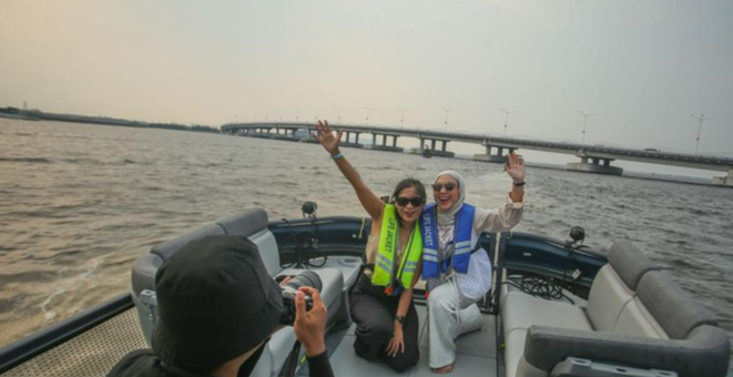 Pengalaman berwisata ke Pulau Seribu menawarkan lebih dari sekadar keindahan alam yang memukau. Salah satu cara paling menarik untuk menjelajahi kepulauan ini adalah dengan menggunakan jetski. Dengan kecepatan tinggi dan kemudahan manuver, jetski menjadi pilihan populer bagi para pengunjung yang ingin merasakan sensasi adrenaline sambil menikmati pemandangan laut yang indah. Dalam artikel ini, kita akan menjelajahi pengalaman mendebarkan ini, mulai dari persiapan sebelum berangkat hingga pengalaman seru di tengah lautan. Mari kita mulai petualangan ini! 1. Persiapan Sebelum Berangkat Sebelum memulai petualangan jetski di Pulau Seribu, ada beberapa persiapan penting yang perlu dilakukan. Pertama-tama, penting untuk memilih penyedia layanan jetski yang terpercaya dan memiliki ulasan positif. Anda bisa mencari informasi melalui internet atau bertanya kepada teman yang pernah berkunjung sebelumnya. Memastikan bahwa penyedia layanan tersebut memiliki perlengkapan keselamatan yang memadai, seperti pelampung, helm, dan alat komunikasi, sangat penting untuk keselamatan selama berpetualang di laut. Selanjutnya, kenali kondisi cuaca sebelum berangkat. Periksa ramalan cuaca untuk memastikan bahwa hari perjalanan Anda tidak akan diganggu oleh badai atau hujan. Cuaca yang cerah dan tenang akan sangat mendukung pengalaman Anda dalam menjelajahi pulau-pulau yang indah. Jika memungkinkan, pilihlah waktu berangkat di pagi hari, ketika laut cenderung lebih tenang dan matahari belum terlalu terik. Ini juga memberikan kesempatan untuk menikmati keindahan matahari terbit yang memukau. Selain itu, siapkan perlengkapan pribadi yang diperlukan. Jangan lupa untuk menggunakan pakaian yang nyaman dan tahan air. Sunscreen juga sangat penting untuk melindungi kulit dari paparan sinar matahari yang berlebihan. Jika Anda memiliki kamera tahan air, ini merupakan kesempatan emas untuk mengabadikan momen-momen tak terlupakan selama berpetualang. Pastikan juga untuk membawa air minum dan camilan agar Anda tetap terhidrasi selama perjalanan. Terakhir, pahami aturan dan etika berkendara jetski. Menghormati batasan kecepatan dan menjaga jarak aman dari perahu atau aktivitas lain di laut sangat penting untuk keselamatan diri dan orang lain. Dengan melakukan persiapan yang matang, Anda akan siap untuk merasakan pengalaman seru naik jetski di Pulau Seribu. 2. Sensasi Berkendara di Lautan Setelah semua persiapan dilakukan, saatnya merasakan sensasi berkendara jetski di lautan yang biru. Begitu Anda memulai, getaran mesin jetski dan hembusan angin yang segar akan memberikan sensasi yang belum pernah Anda rasakan sebelumnya. Kecepatan jet ski yang dapat mencapai puluhan kilometer per jam akan memacu adrenalin Anda, membuat setiap detik di atas air terasa begitu menggembirakan. Meluncur di atas ombak, Anda bisa merasakan cipratan air yang menyegarkan dan kebebasan yang tiada tara. Tepat setelah memulai, Anda mungkin akan merasakan sedikit getaran dan guncangan saat jetski meluncur di atas gelombang. Namun, hal ini justru menjadi bagian dari pengalaman yang seru. Dengan kemudahan untuk berbelok dan melompat, Anda dapat mempelajari teknik-teknik berkendara yang tepat. Banyak penyewa jetski yang menyediakan instruktur berpengalaman untuk membantu Anda memahami cara mengendalikan kendaraan dengan aman dan efektif. Selama perjalanan, Anda akan melewati berbagai pulau kecil dengan pemandangan yang memukau, mulai dari pasir putih yang bersih hingga hutan mangrove yang rimbun. Setiap pulau memiliki karakteristik yang berbeda, dan beberapa di antaranya bahkan memiliki keanekaragaman hayati yang menarik. Anda mungkin akan menemui burung laut yang terbang rendah, ikan berwarna-warni di bawah permukaan air, dan mungkin juga penyu yang melintasi jalur Anda. Semua ini menambah keindahan pengalaman berkendara jetski di tengah lautan. Pemandangan indah ini tidak hanya memberikan pengalaman estetik, tetapi juga memberi kesempatan untuk berinteraksi dengan alam. Merasakan angin laut yang segar, suara ombak yang memecah di sisi jetski, dan melihat panorama alam yang memukau membuat setiap momen terasa begitu berharga. Sensasi berkendara jetski di Pulau Seribu bukan hanya tentang kecepatan, tetapi juga tentang menikmati keindahan dan kekayaan alam yang ada di sekitar. 3. Menjelajahi Pulau-Pulau Kecil Setelah merasakan sensasi berkendara di laut, salah satu hal terbaik tentang menggunakan jetski adalah kemampuan untuk menjelajahi pulau-pulau kecil di sekitar Pulau Seribu dengan lebih dekat. Dengan jetski, Anda bisa lebih mudah mengakses pantai-pantai yang sepi dan tidak terlalu ramai. Di sinilah pengalaman menjadi semakin seru, karena Anda dapat merasakan ketenangan dan keindahan alam yang jarang dijangkau oleh wisatawan. Banyak pulau kecil di Pulau Seribu yang menawarkan pesona tersendiri. Misalnya, Anda bisa mengunjungi Pulau Sepanjang yang terkenal dengan pantainya yang bersih dan airnya yang jernih. Di sini, Anda bisa berhenti sejenak untuk berenang atau snorkeling dan menyaksikan keindahan terumbu karang yang berwarna-warni. Selain itu, Anda juga bisa menikmati waktu bersantai di bawah pohon kelapa sambil menikmati makanan ringan yang dibawa dari rumah. Menjelajahi pulau-pulau kecil juga memberikan kesempatan untuk menemukan keunikan flora dan fauna yang ada. Beberapa pulau memiliki vegetasi yang masih alami dan menjadi habitat bagi berbagai spesies burung dan hewan laut. Dengan menjelajahi pulau-pulau ini, Anda dapat belajar lebih banyak tentang ekosistem yang ada dan pentingnya menjaga kelestariannya. Selain itu, Anda juga bisa menikmati keindahan sunset di salah satu pulau yang jauh dari keramaian, memberikan pengalaman romantis yang tak terlupakan. Saat menjelajah, jangan lupa untuk mengabadikan momen indah dengan foto atau video. Setiap sudut pulau akan memberikan latar belakang yang sempurna untuk kenangan perjalanan Anda. Menghabiskan waktu di pulau-pulau kecil dengan jetski menjanjikan pengalaman yang tidak hanya menyenangkan, tetapi juga mendidik tentang keindahan alam Indonesia. 4. Pengalaman Berenang dan Snorkeling Salah satu kegiatan yang paling menarik setelah menjelajahi pulau-pulau kecil adalah aktivitas berenang dan snorkeling. Pulau Seribu dikenal dengan keindahan bawah lautnya, dan menggunakan jetski memberi Anda akses cepat untuk menemukan lokasi snorkeling yang menakjubkan. Dengan air yang jernih dan terumbu karang yang berwarna-warni, pengalaman ini akan menjadi highlight dari perjalanan Anda. Sebelum snorkeling, pastikan Anda memiliki peralatan yang dibutuhkan, seperti snorkel, masker, dan fins. Jika Anda tidak membawa peralatan sendiri, banyak penyedia layanan di Pulau Seribu yang menawarkan penyewaan peralatan snorkeling. Begitu Anda siap, Anda bisa melompat ke dalam air dan menyaksikan keindahan bawah laut yang menakjubkan. Momen ketika Anda melihat ikan-ikan berwarna-warni berenang di sekitar Anda merupakan pengalaman yang tidak ternilai. Selama snorkeling, Anda akan memiliki kesempatan untuk melihat berbagai jenis biota laut, mulai dari ikan karang, bintang laut, hingga terumbu karang itu sendiri. Keberagaman hayati yang ada di bawah permukaan laut memberikan pelajaran berharga tentang pentingnya menjaga kelestarian lingkungan. Anda akan merasakan keajaiban dunia bawah laut yang mungkin belum pernah Anda lihat sebelumnya. Setelah menjelajahi keindahan bawah laut, Anda bisa kembali ke jetski dan melanjutkan perjalanan. Sensasi beralih dari berenang di dalam air yang segar ke meluncur di atas permukaan laut yang cerah menciptakan pengalaman yang seimbang antara aktivitas santai dan petualangan yang penuh adrenaline. Dengan demikian, pengalaman berenang dan snorkeling di Pulau Seribu menambah dimensi baru pada petualangan jetski Anda. Kesimpulan Pengalaman naik jetski ke Pulau Seribu adalah salah satu cara terbaik untuk menikmati keindahan alam Indonesia. Dengan persiapan yang tepat, sensasi berkendara di lautan, eksplorasi pulau-pulau kecil, serta kegiatan snorkeling yang menarik, setiap aspek perjalanan memberikan kenangan yang tak terlupakan. Jetski bukan hanya sekadar alat transportasi, tetapi juga kendaraan untuk menikmati keindahan alam dan menjelajahi dunia yang penuh dengan keajaiban. Menghadapi angin laut yang segar sambil melaju cepat di atas ombak adalah pengalaman yang sulit untuk dilupakan. Ditambah dengan interaksi dengan alam dan biota laut, membuat perjalanan ini menjadi lebih berarti. Momen-momen seperti ini adalah salah satu alasan mengapa banyak wisatawan memilih Pulau Seribu sebagai destinasi liburan mereka. Dengan demikian, bagi Anda yang mencari pengalaman liburan yang seru dan memikat, menjelajahi Pulau Seribu dengan jetski adalah pilihan yang sangat tepat.